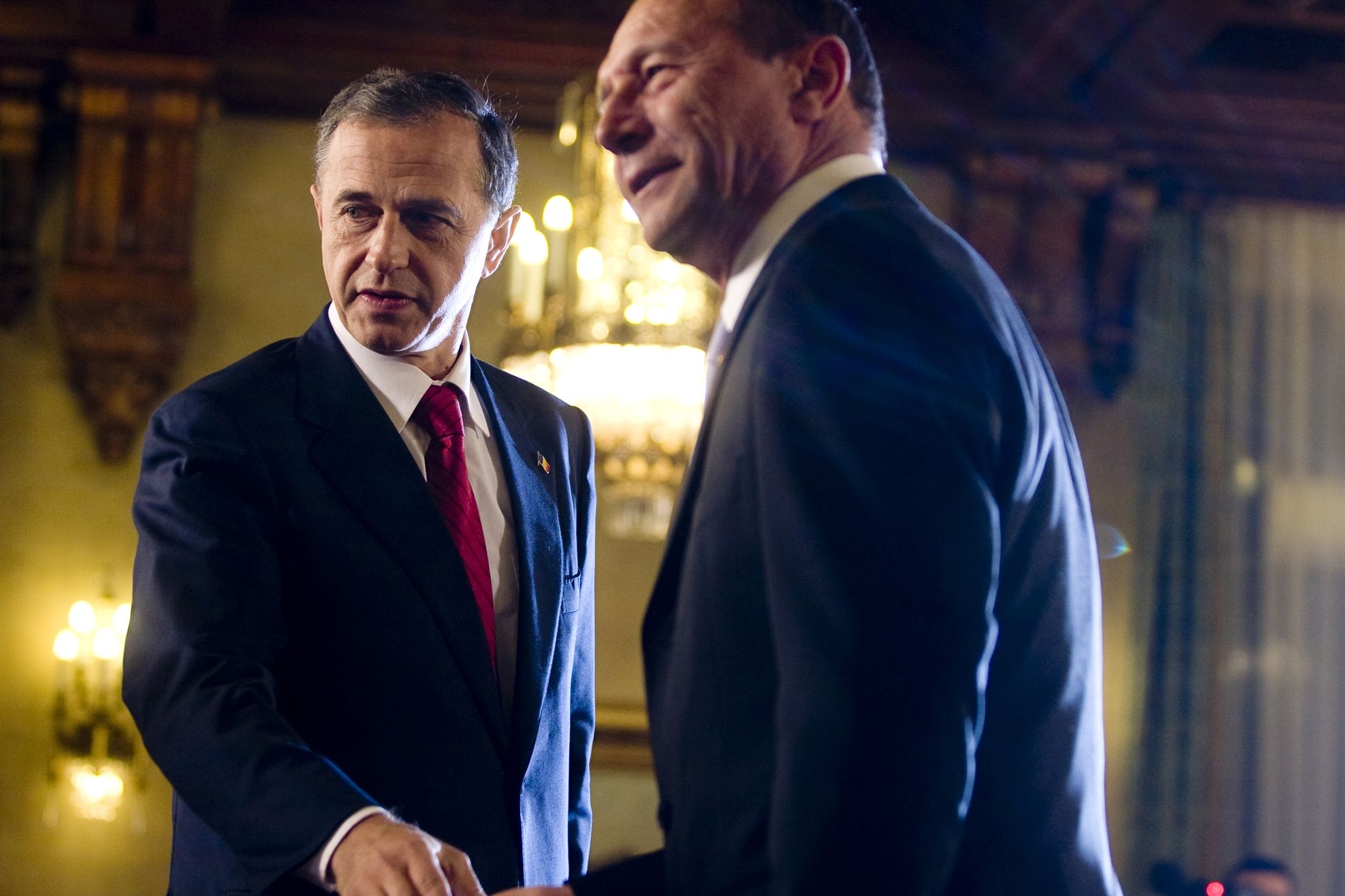 Băsescu l-a invitat pe Geoană la o confruntare, duminică, la Palatul Parlamentului
