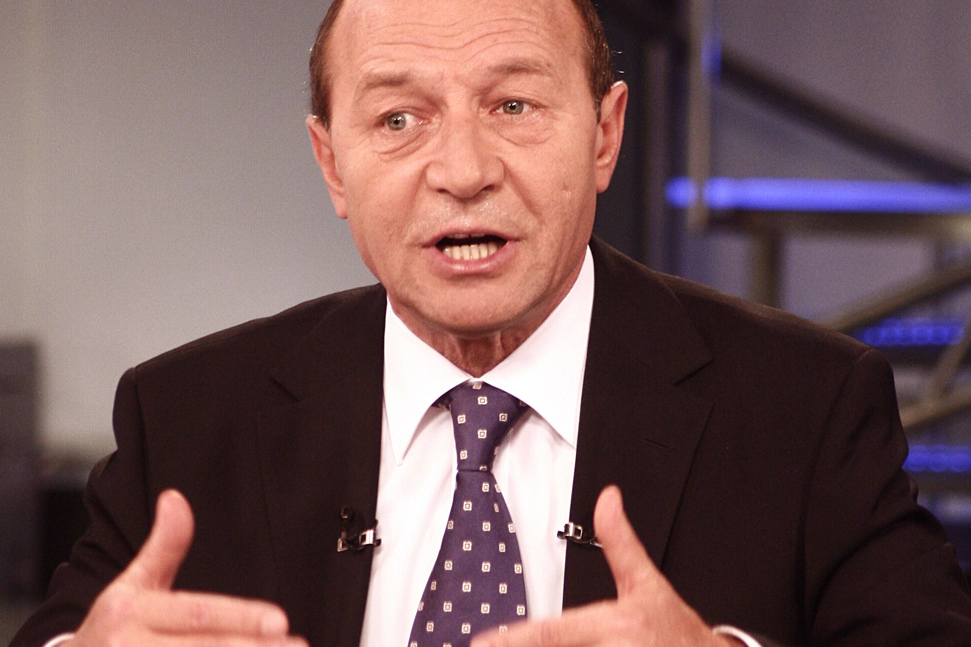 Băsescu susţine o declaraţie de presă