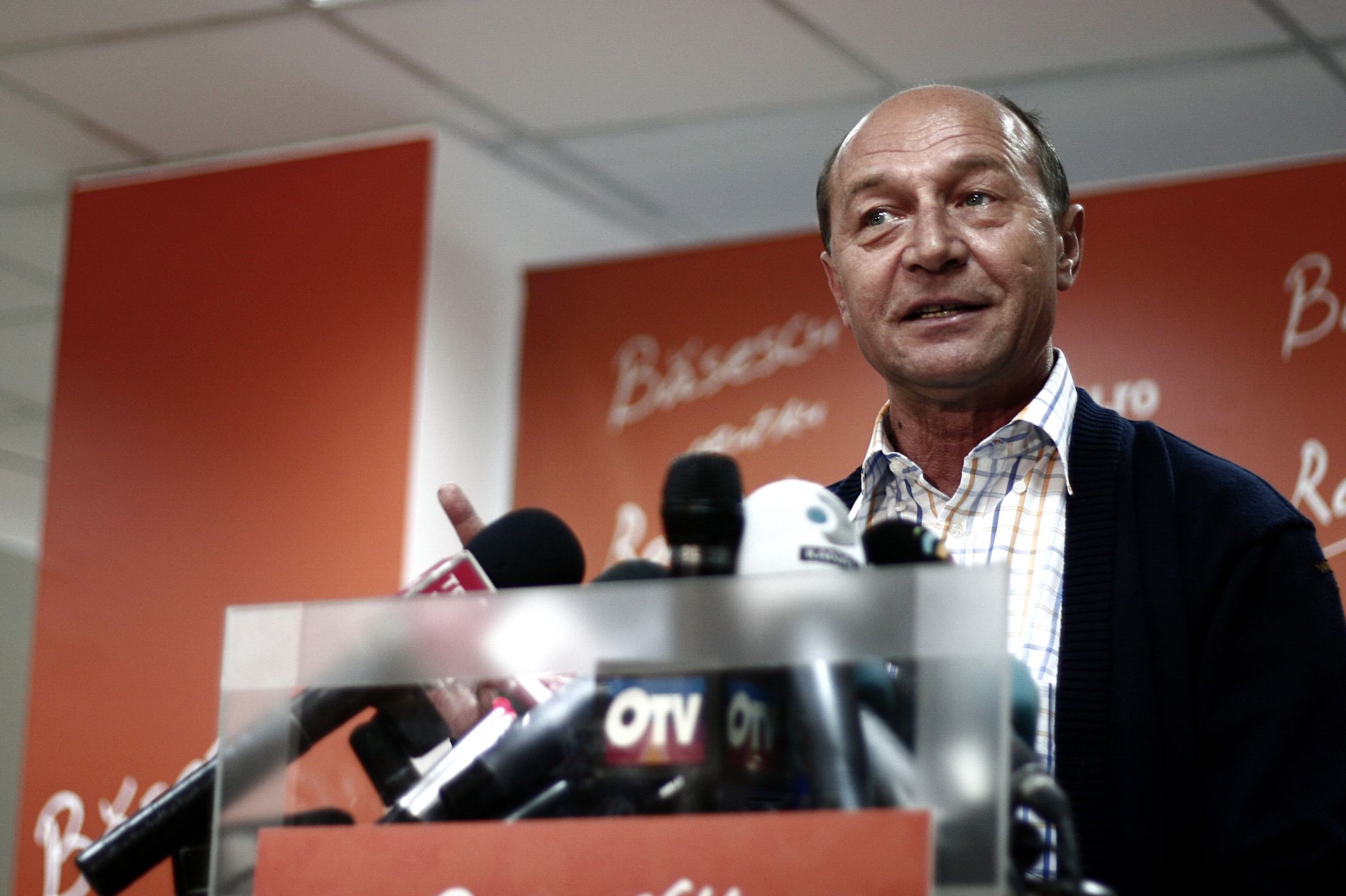 Băsescu: Îi văd pe mogulii aştia ca pe nişte rechini care se învârt în jurul datei de 6 decembrie