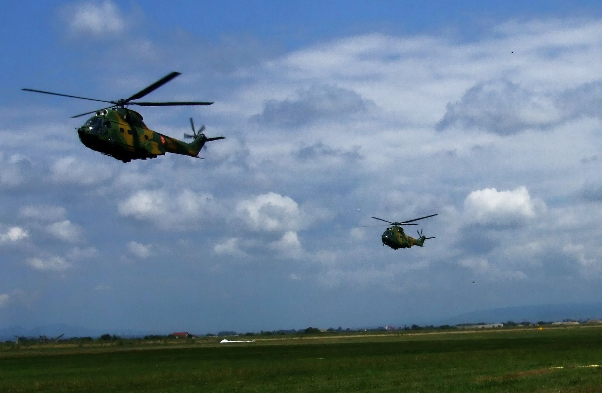Un elicopter a aterizat de urgenţă lângă Piteşti