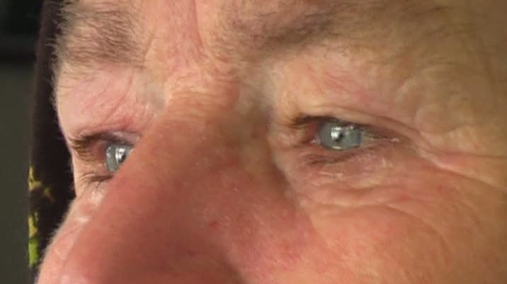 O bătrână din localitatea Malarişca, judeţul Mehedinţi, primeşte un leu drept pensie