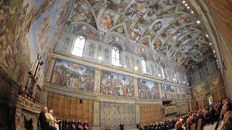 Papa le cere prietenia artiştilor