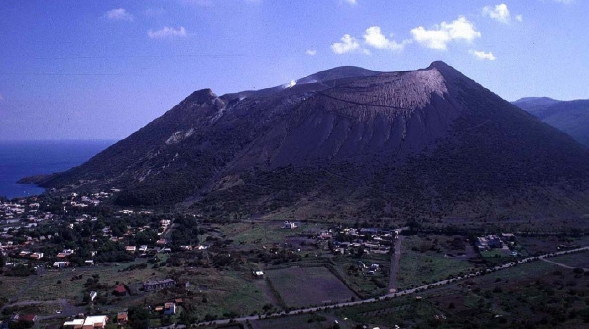 O echipă internaţională va săpa într-un vulcan din Italia care este gata să erupă