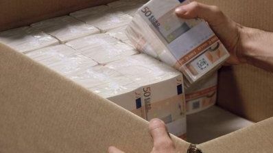 Doi indivizi înarmaţi au jefuit o bancă la Reşiţa