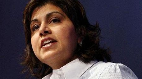 O baronesă musulmană, atacată cu ouă în Londra - VIDEO