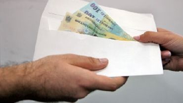 20% dintre români declară că au dat mită medicilor şi asistentelor