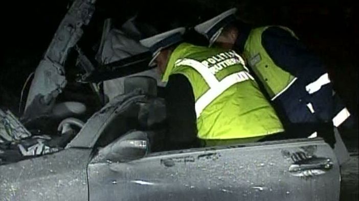 Trei tineri au murit după ce maşina lor s-a lovit de capătul unui pod