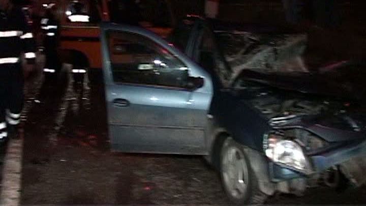 Un microbuz a fost izbit de o maşină condusă de un poliţist, pe DN 1