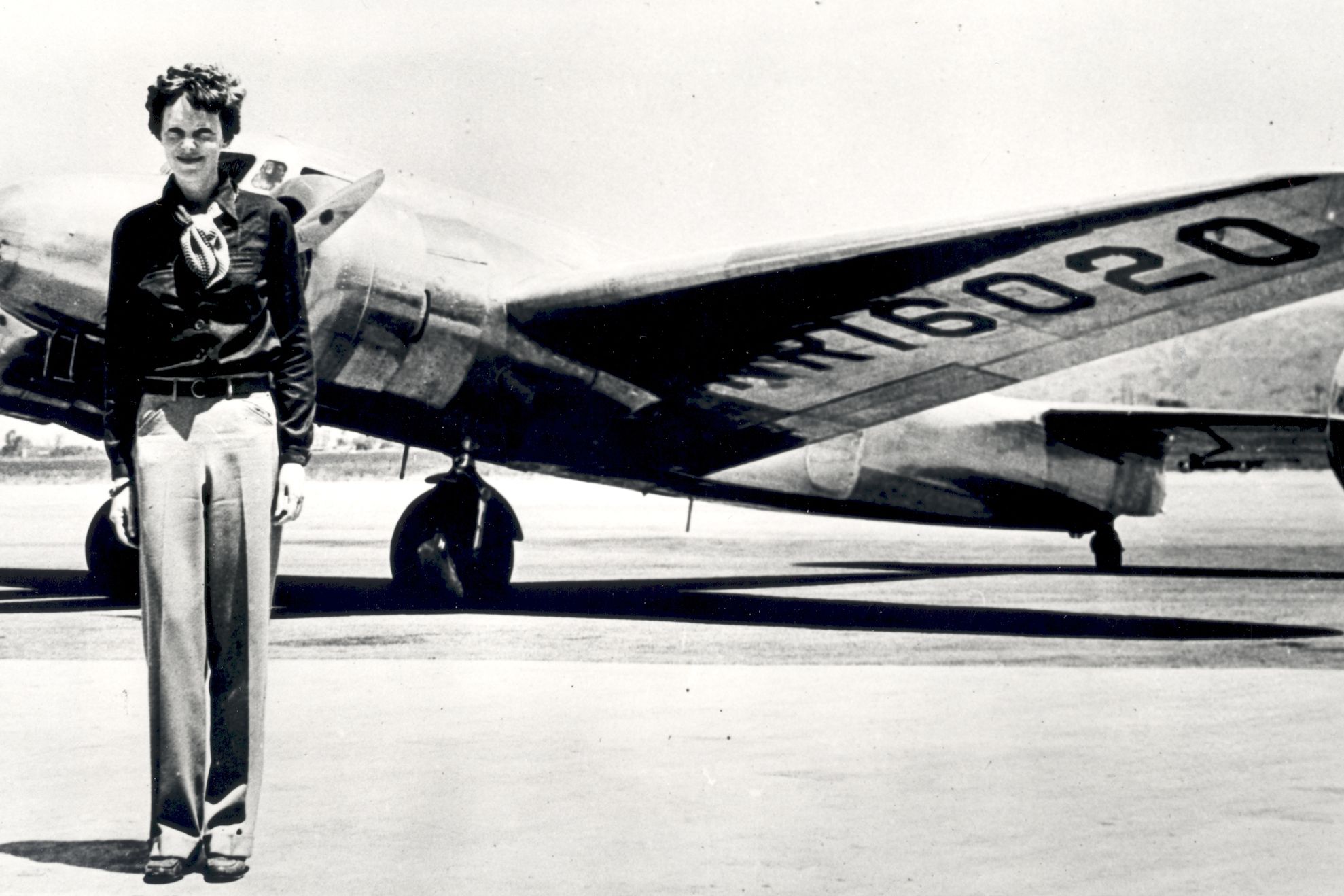 Misterul DISPARIŢIEI Ameliei Earhart, dezlegat? O fotografie arată că a SUPRAVIEŢUIT prăbuşirii