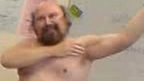 Un profesor britanic a fost concediat după ce a făcut striptease în clasă. VEZI VIDEO