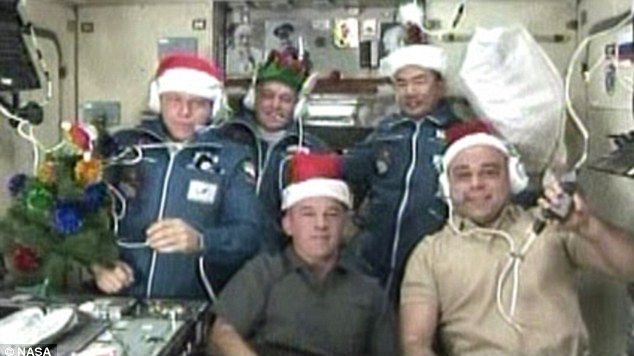 Trei astronauţi au ajuns pe Staţia Spaţială, cu  scufii de Moş Crăciun 