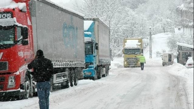 Ninsoarea a provocat mai multe incidente rutiere pe drumurile din România