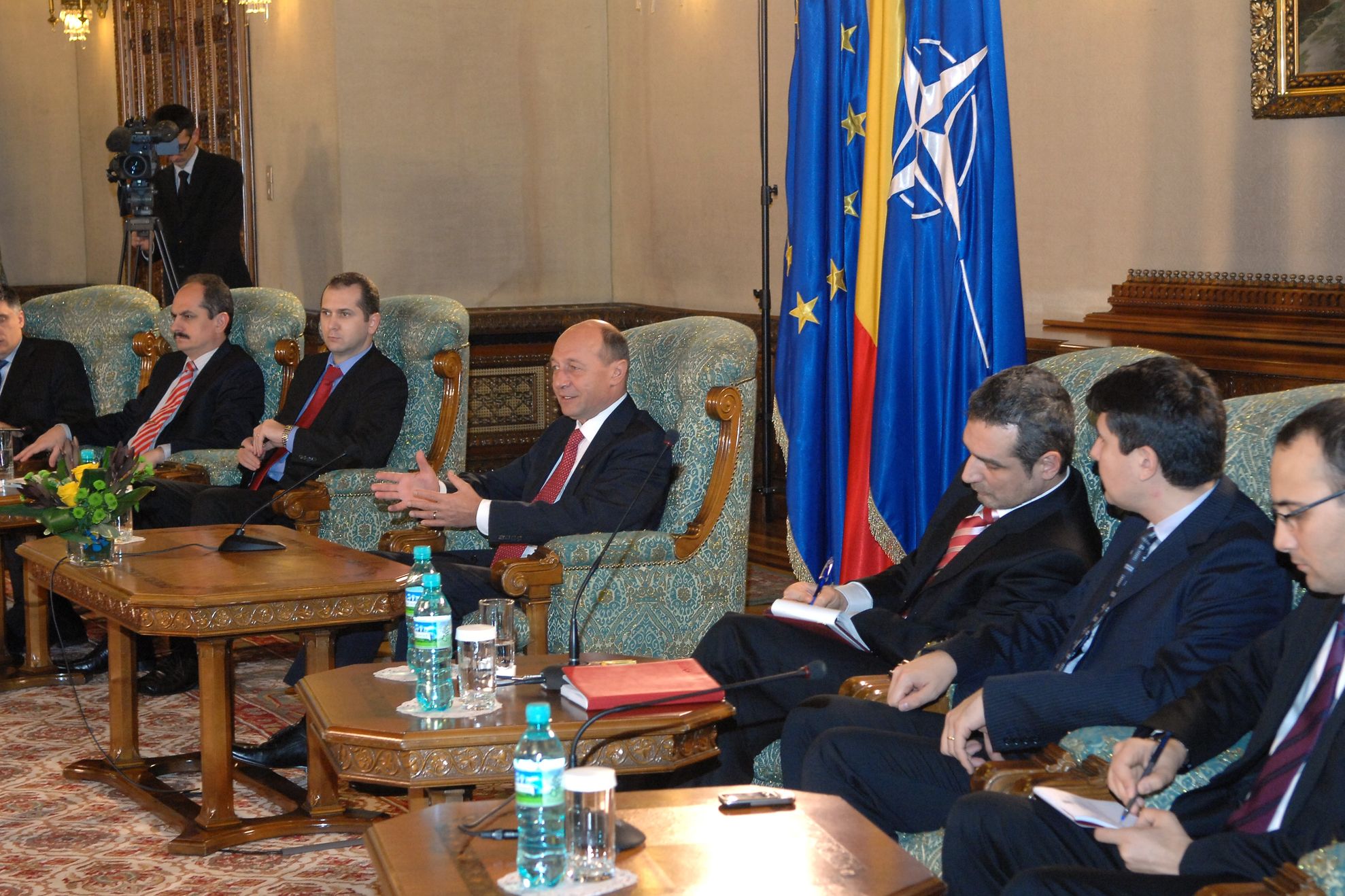 \"Moş Crăciun\" Băsescu şi-a acoperit consilierii cu decoraţii