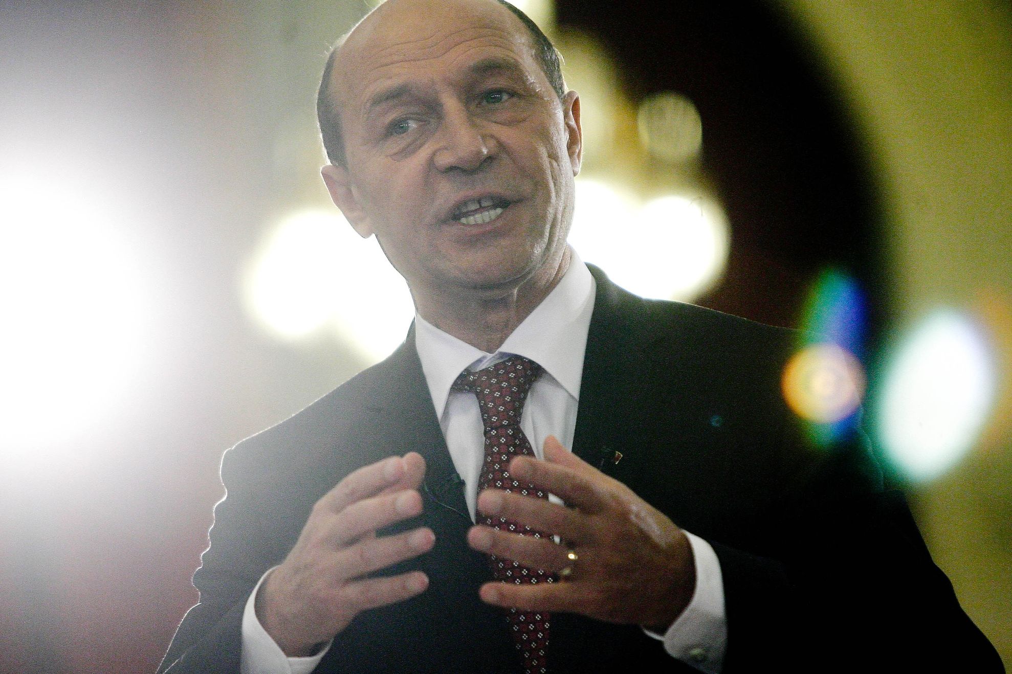 Băsescu împroşcat cu vopsea roşie, pe o maşină de campanie a PD-L Constanţa