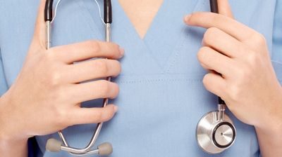 Anomaliile României: Un medic rezident câştigă cât un măturător de stradă