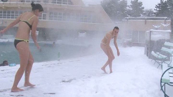 Turiştii se înghesuie la bazinele termale bihorene