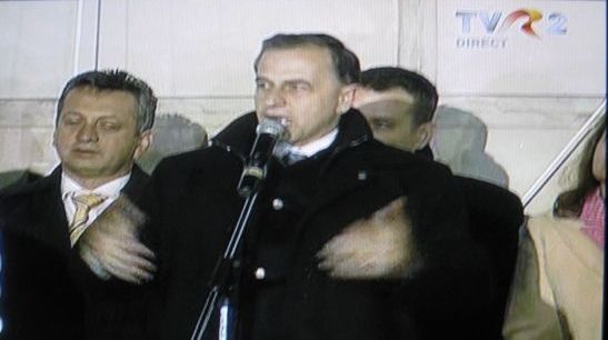 TVR2 şi-a întrerupt o emisiune pentru a difuza imagini de la mitingul lui Geoană de la Adamclisi. Vezi video!