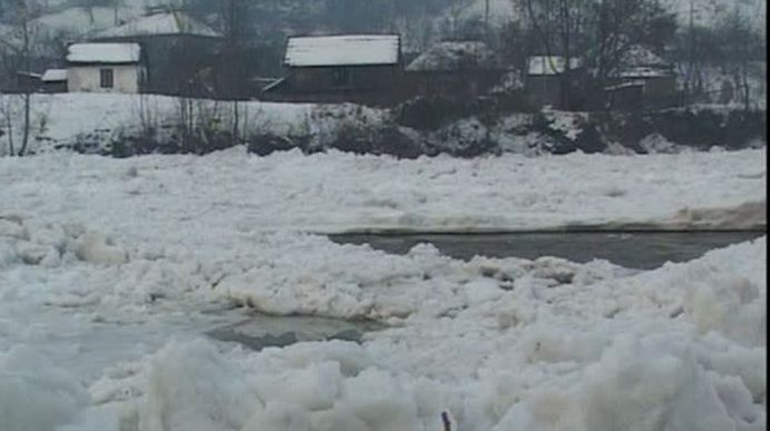 Crăciun cu inundaţii. 150 de familii din judeţul Neamţ au fost evacuate 