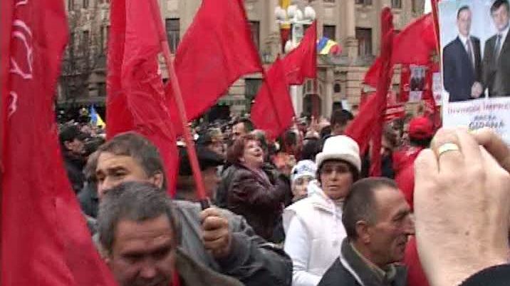 Susţinătorii PSD şi PD-L s-au înjurat şi s-au bătut în centrul Timişoarei. VEZI VIDEO