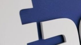 Un mire şi-a actualizat profilul de Facebook, în timp ce se căsătorea 