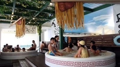 TRADIŢII BIZARE. Episodul X - Atracţii turistice ciudate