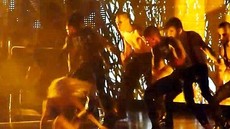 Lady Gaga a căzut în fund pe scenă - VIDEO