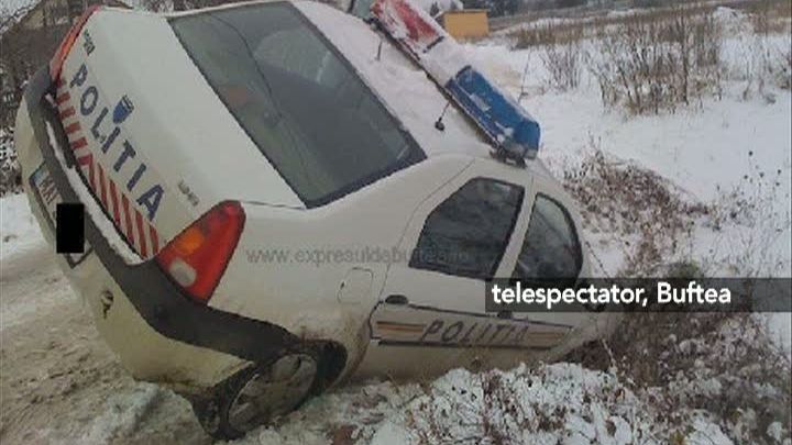 O maşină de poliţie a derapat şi a rămas împotmolită pe marginea drumului