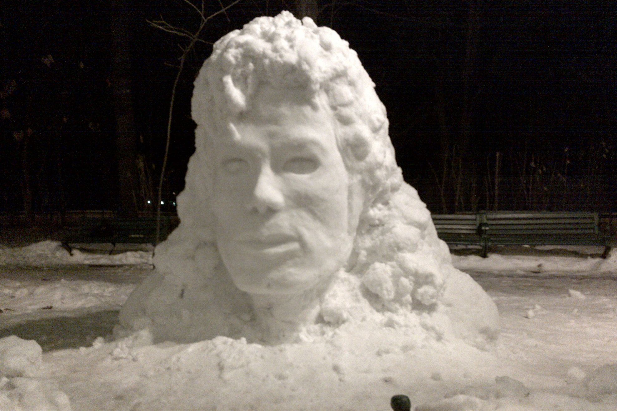Chipul lui Michael Jackson sculptat în zăpadă 