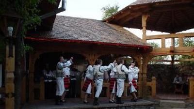 În lipsa zăpezii, proprietarii de pensiuni din Mărginimea Sibiului le pregătesc turiştilor un Revelion folcloric