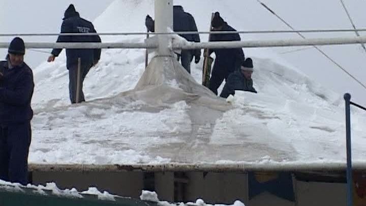 Acoperişul unei pieţe din Târgovişte s-a prăbuşit din cauza zăpezii