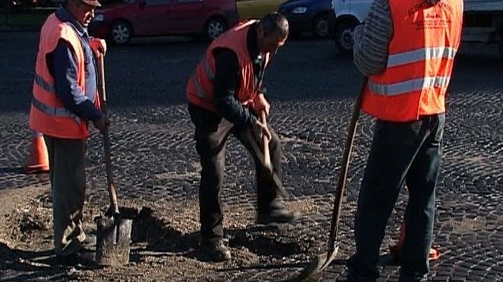 Piatra cubică repusă acum trei luni pe bulevardul Aviatorilor este scoasă din nou