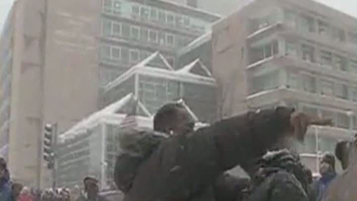 Un poliţist american a ameninţat oamenii cu pistolul după ce a fost lovit de un bulgăre