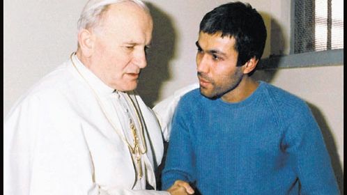 Bărbatul care a încercat să-l ucidă pe Ioan Paul II cere 2 milioane de lire pentru a-şi scrie memoriile