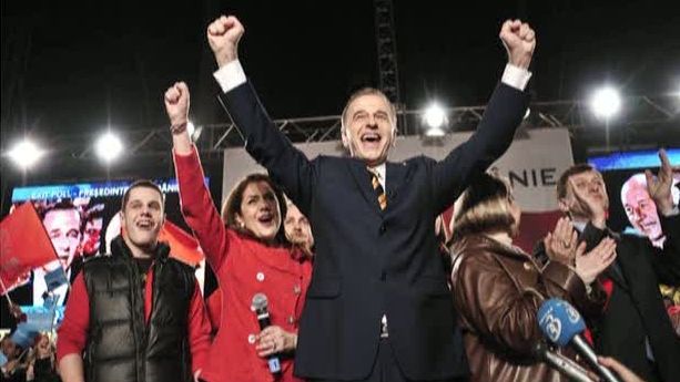 Social-democratul Mircea Geoană şi preşedintele Traian Băsescu sunt umăr la umăr, scrie presa din străinătate