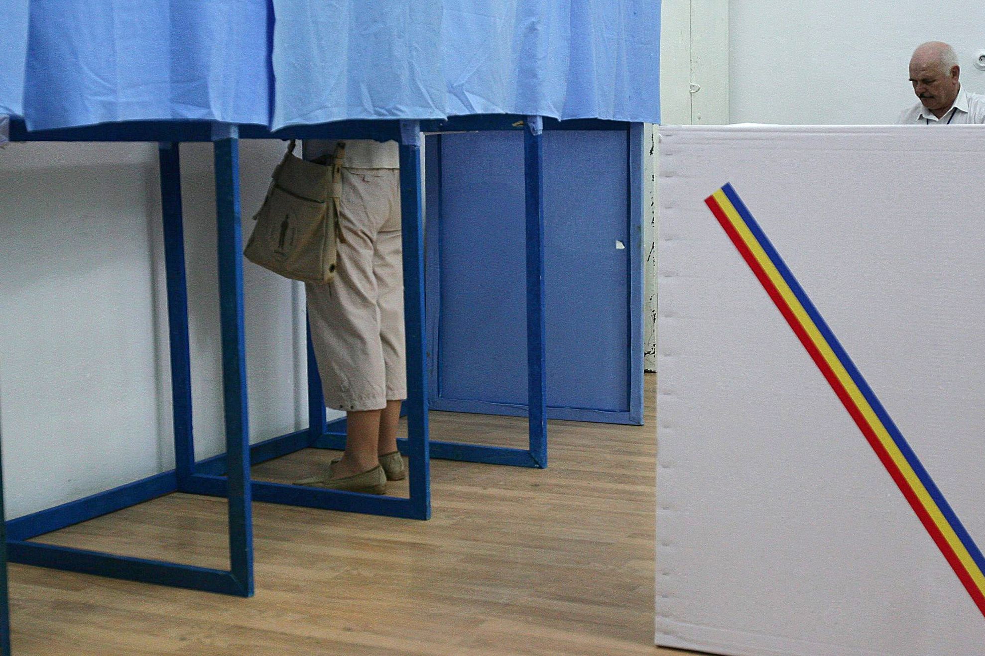 Un tânăr din Săcele a fost reţinut după ce a încercat să voteze de două ori