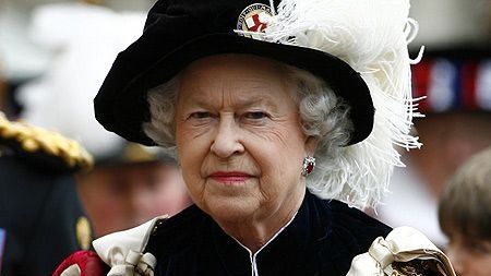 Un DJ britanic a fost concediat după ce a întrerupt discursul reginei