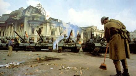 \"Revoluţia din oraşul tău\" Sibiu: Iulia îşi aminteşte că zeci de mii de oameni au îngenuncheat şi au aprins lumânări