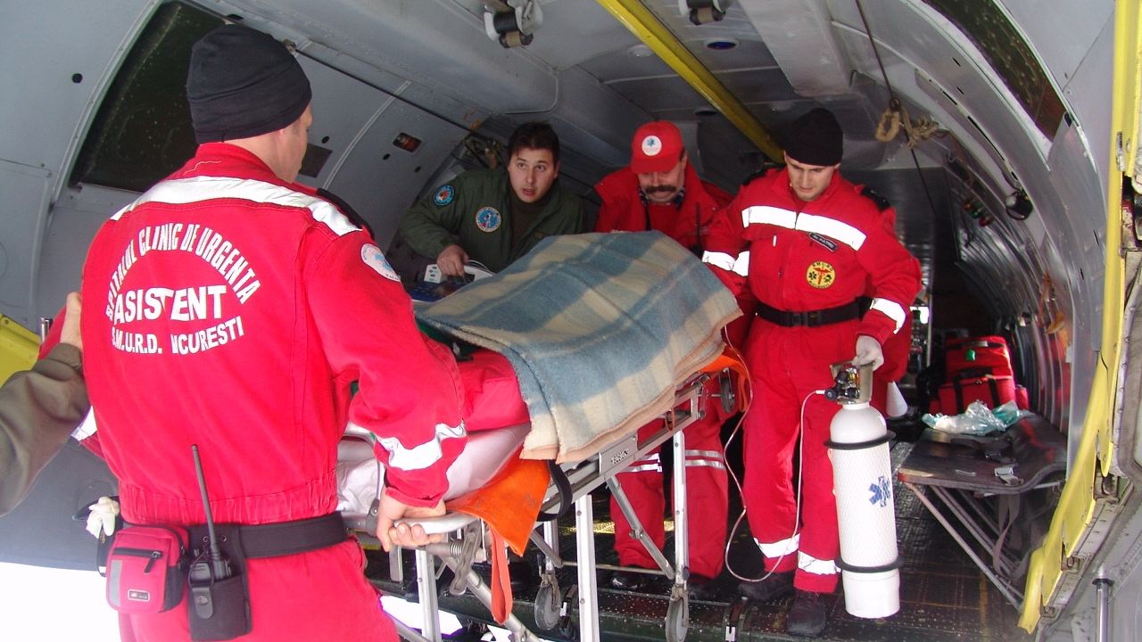 Efectele ninsorii în România: Peste 2.500 de persoane şi 1.700 de autovehicule au fost evacuate