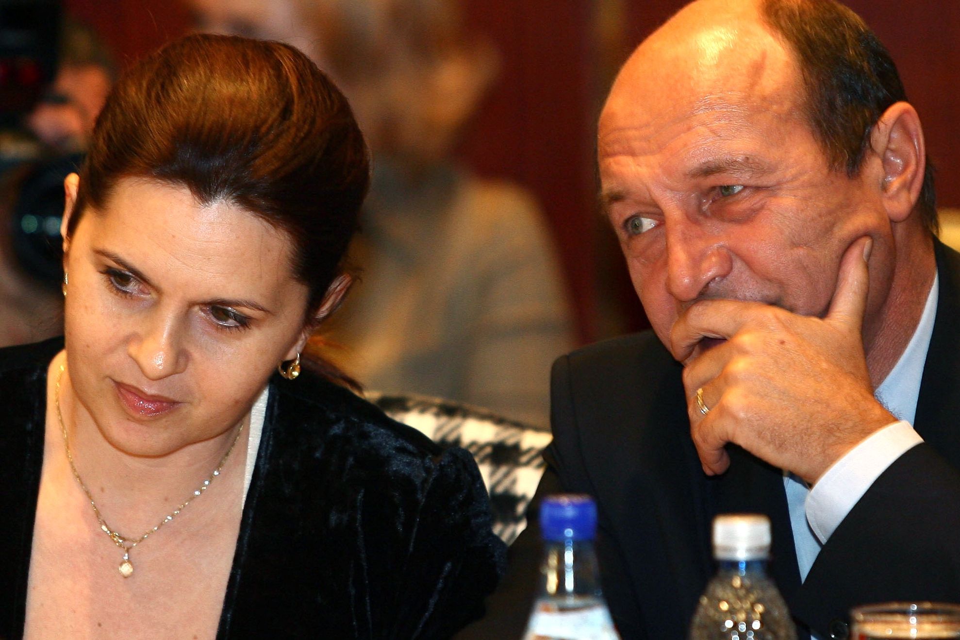 Băsescu despre numirea lui Săftoiu la SIE: Ţi-a poftit sufleţelul să-ţi fie soţul şef de serviciu secret, ţi l-a făcut preşedintele