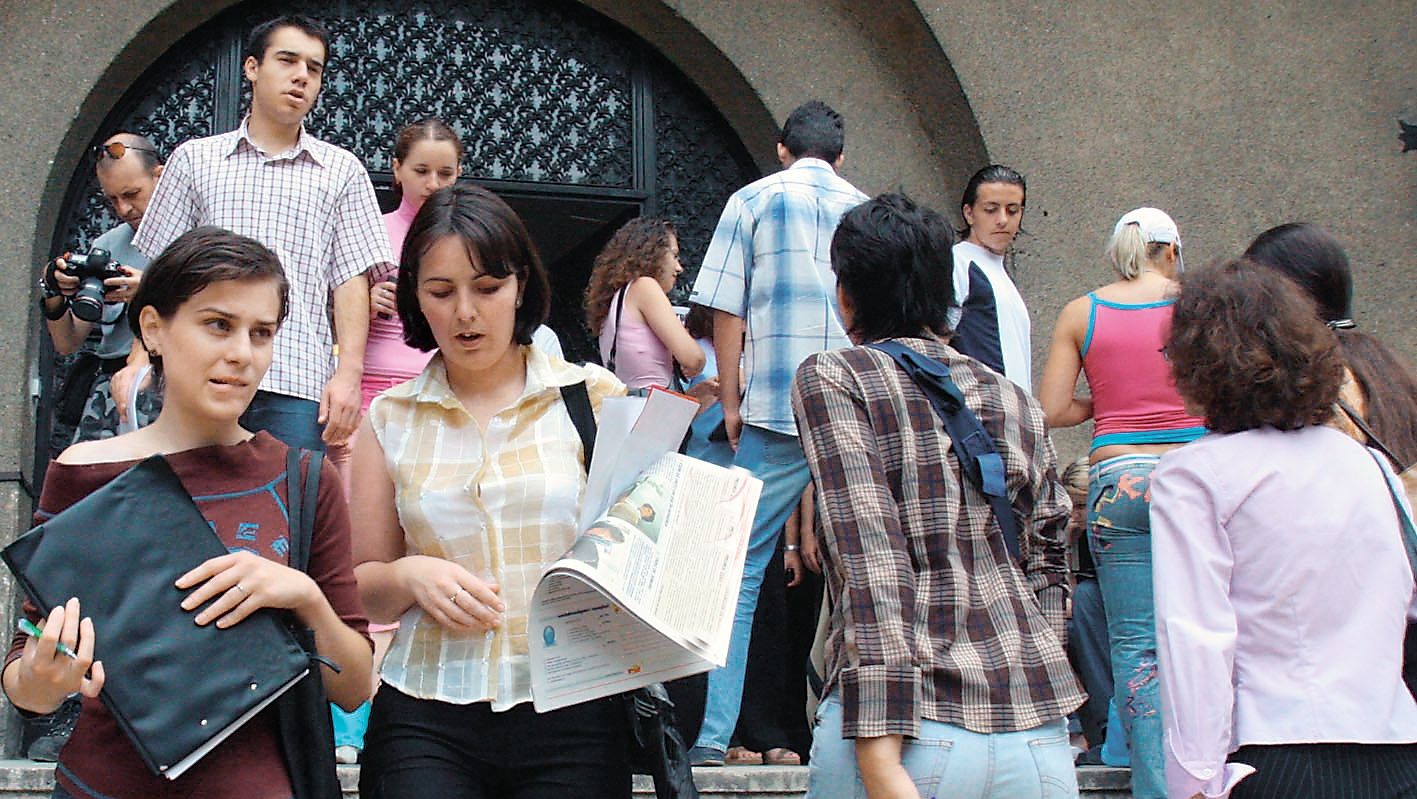 Afişe electorale cu secera şi ciocanul, reclamate la BEJ Cluj