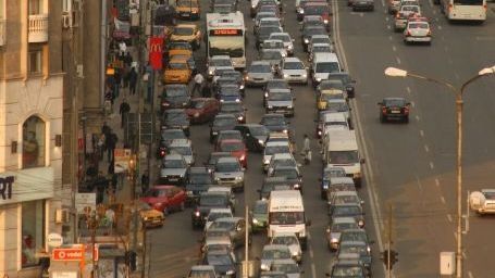 Trafic infernal în Sibiu în apropierea hipermarketurilor şi a pieţelor