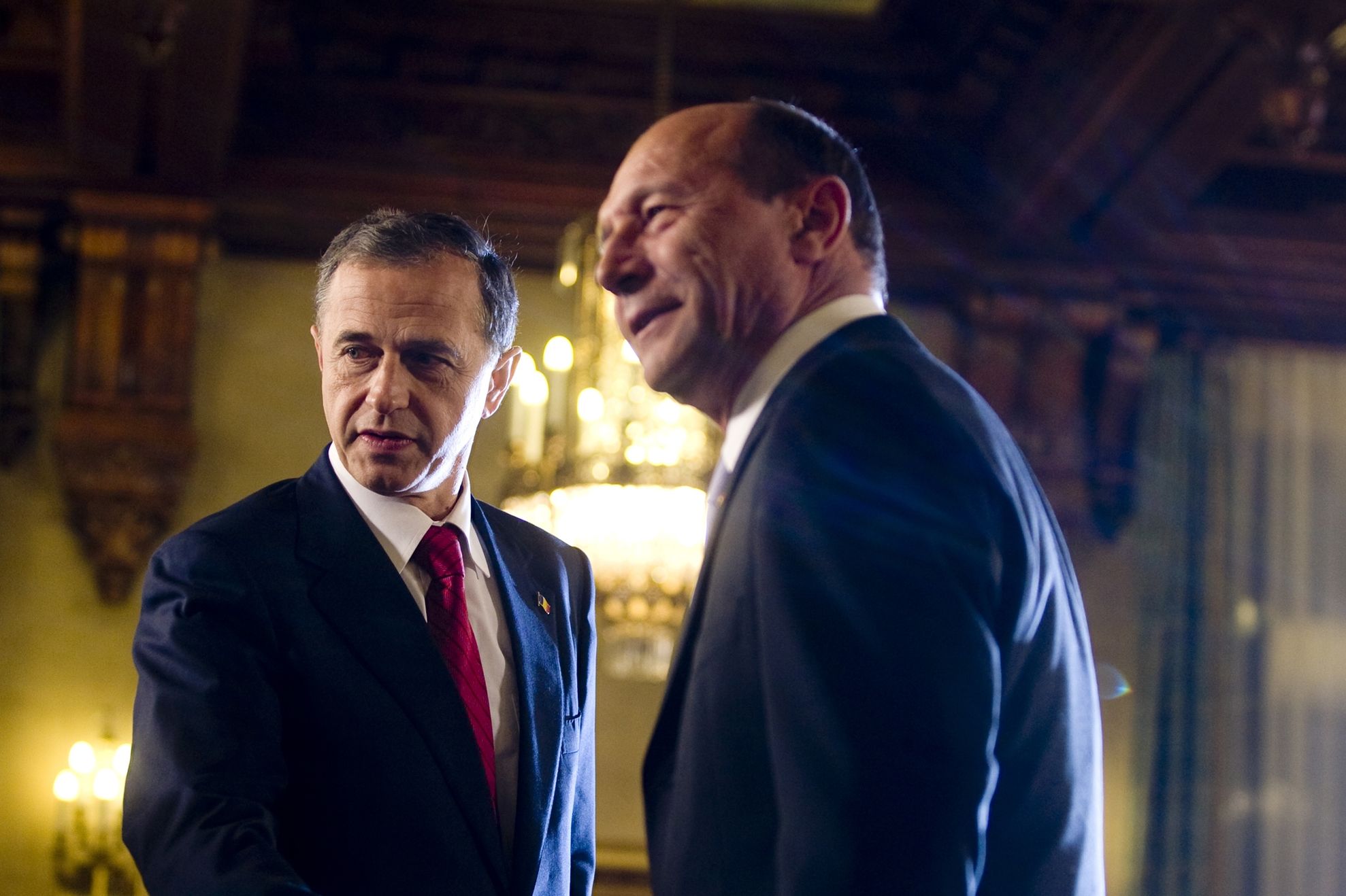 Băsescu: Politicienii să treacă imediat la revizuirea Constituţiei /Geoană: Vom declanşa procedura