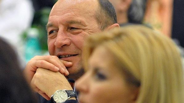 Băsescu şi Geoană s-au atacat pe seama \"locotenenţilor\" Vanghelie şi Udrea