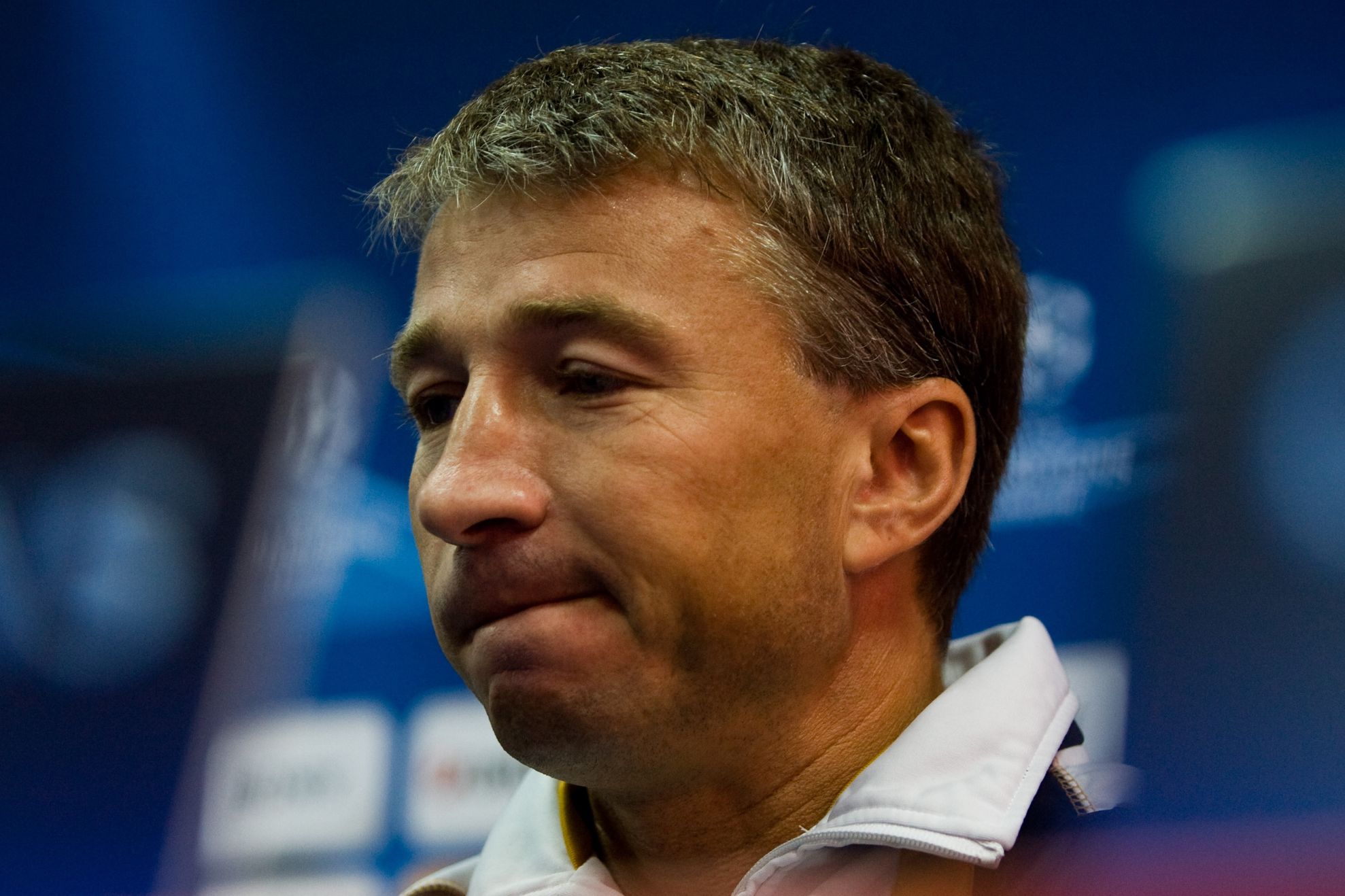 Dan Petrescu, din nou în tribună