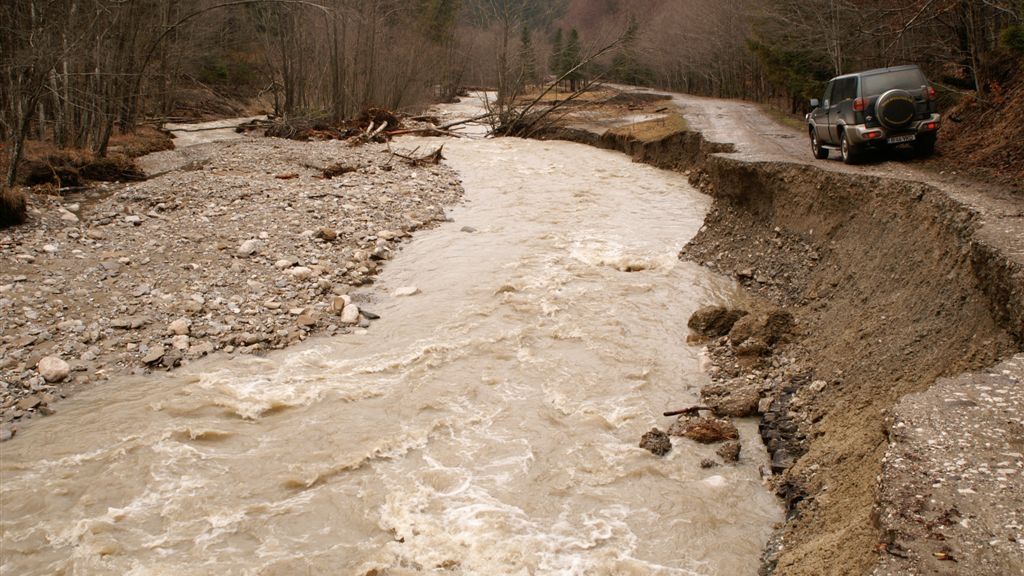 450 de persoane au fost evacuate din comuna Poiana Teiului, judeţul Neamţ