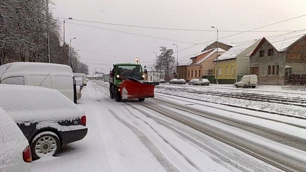 România, paralizată din cauza zăpezii: accidente în lanţ, trenuri blocate de opt ore, şosele închise