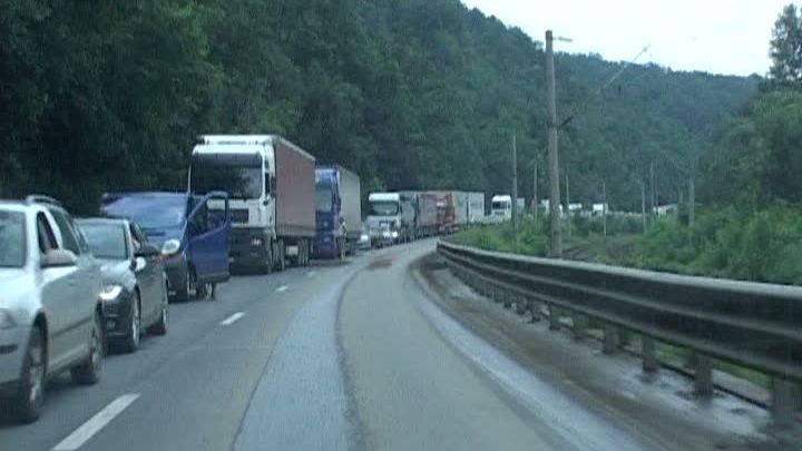 Trafic îngreunat pe DN7. Se circula pe o singură bandă, în jurul localităţii Călimăneşti