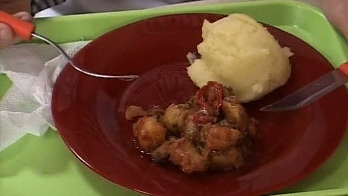 Au mâncat tochitură și s-au ales cu toxiinfecție alimentară