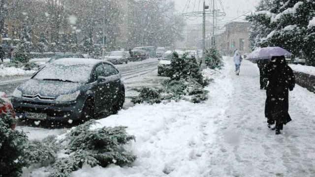 Lapoviţă şi ninsoare în aproape toată ţara! Temperaturile scad cu 10 grade în următoarele zile