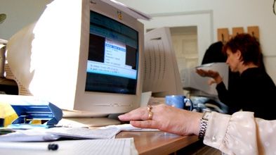 Ponta a amorsat bomba socială! După medici şi profesori, funcţonarii publici ameninţă cu greva!